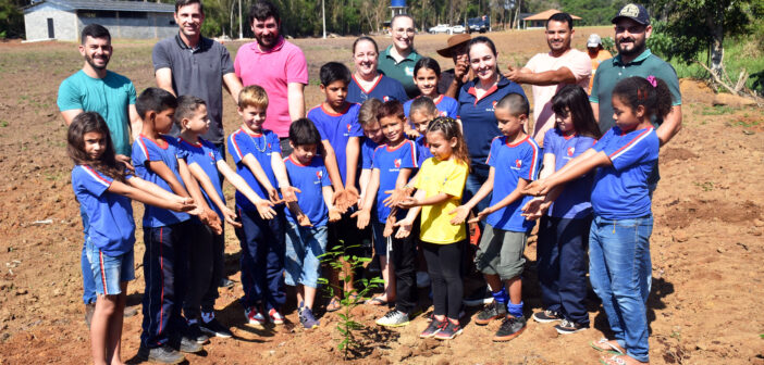 Governo Municipal comemora o Dia da Árvore com plantio de várias mudas no interior