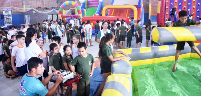 Alunos das escolas municipais estão festejando o Dia da Criança com muita diversão